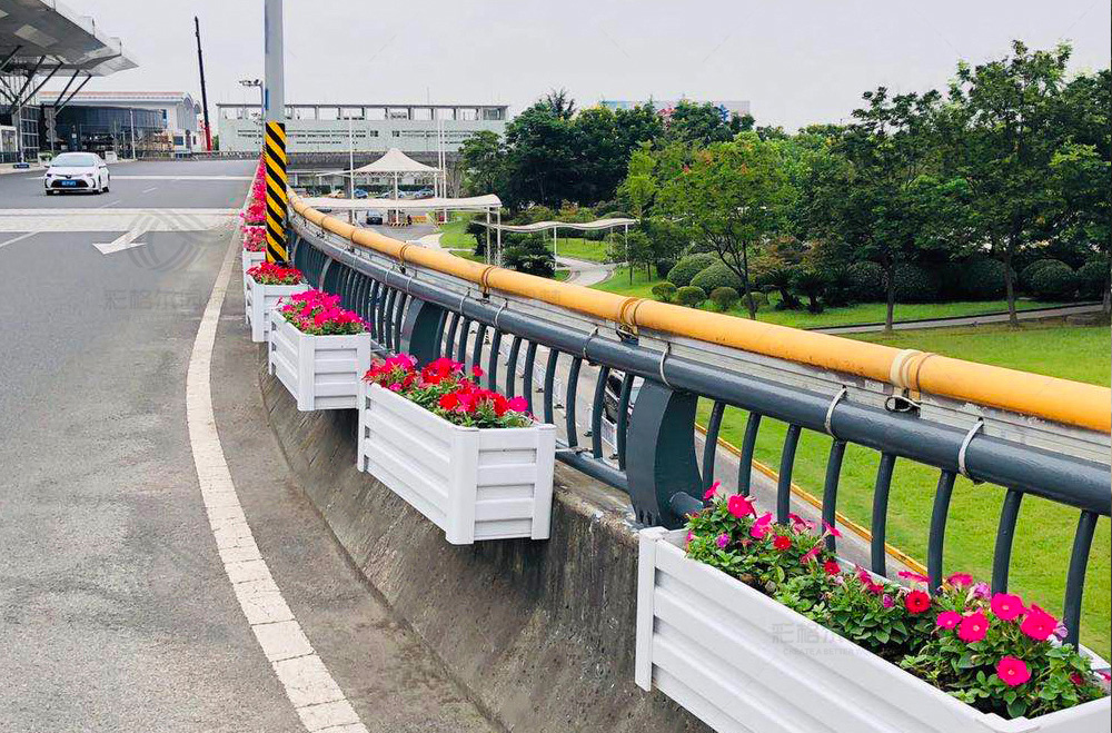 道路護(hù)欄花箱的優(yōu)勢(shì)與功能